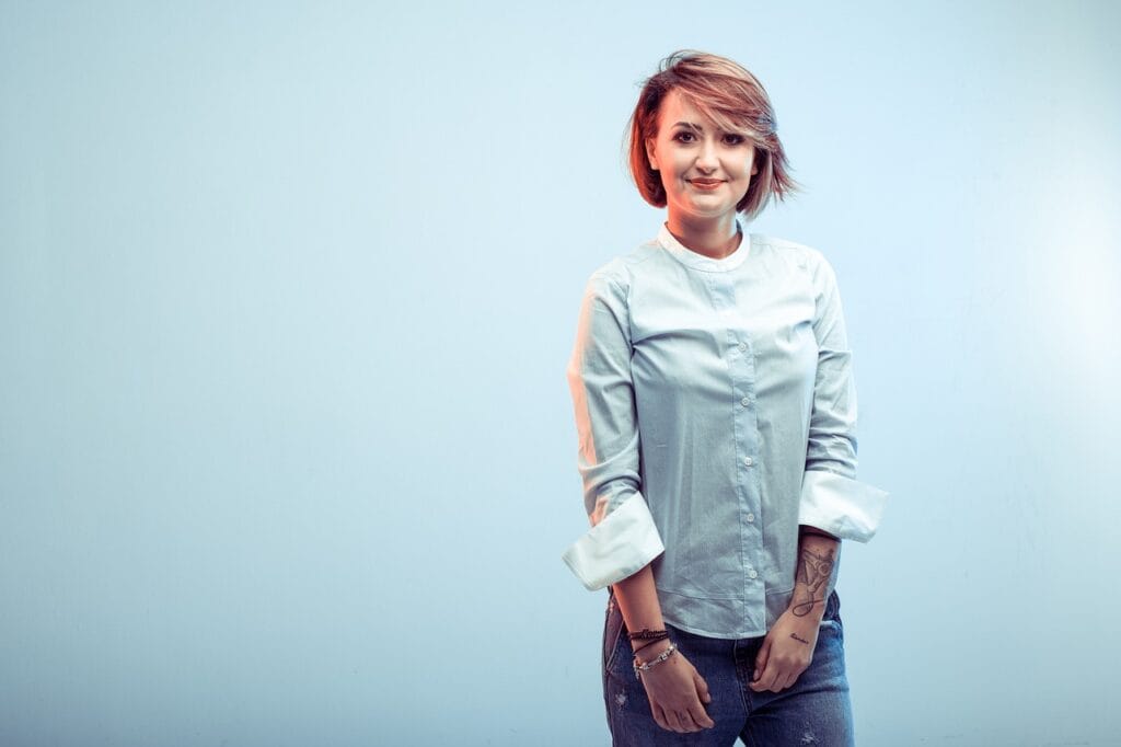 Loungewear a goście z dziećmi – ubrania odporne na plamy i przytulasy