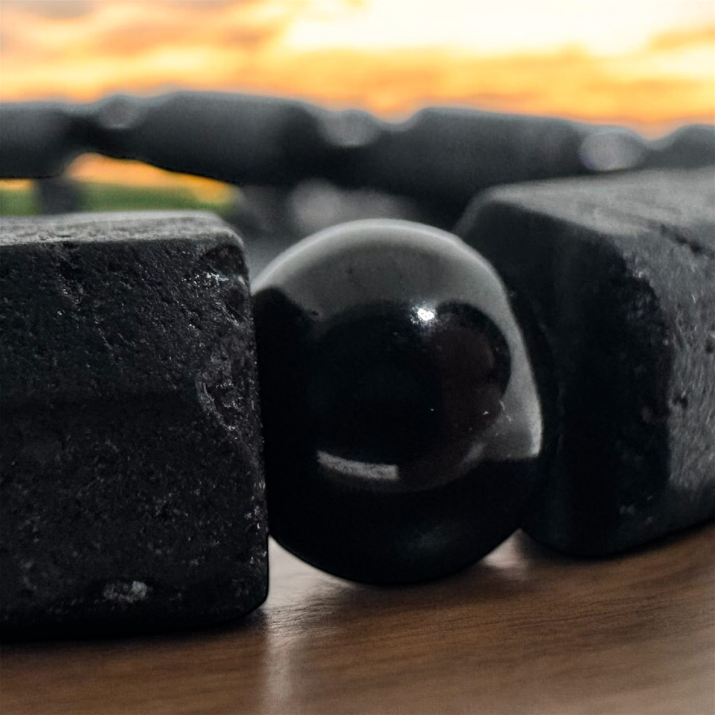 Bransoletki ochronne – czarny turmalin, onyks i inne kamienie, które chronią przed złą energią