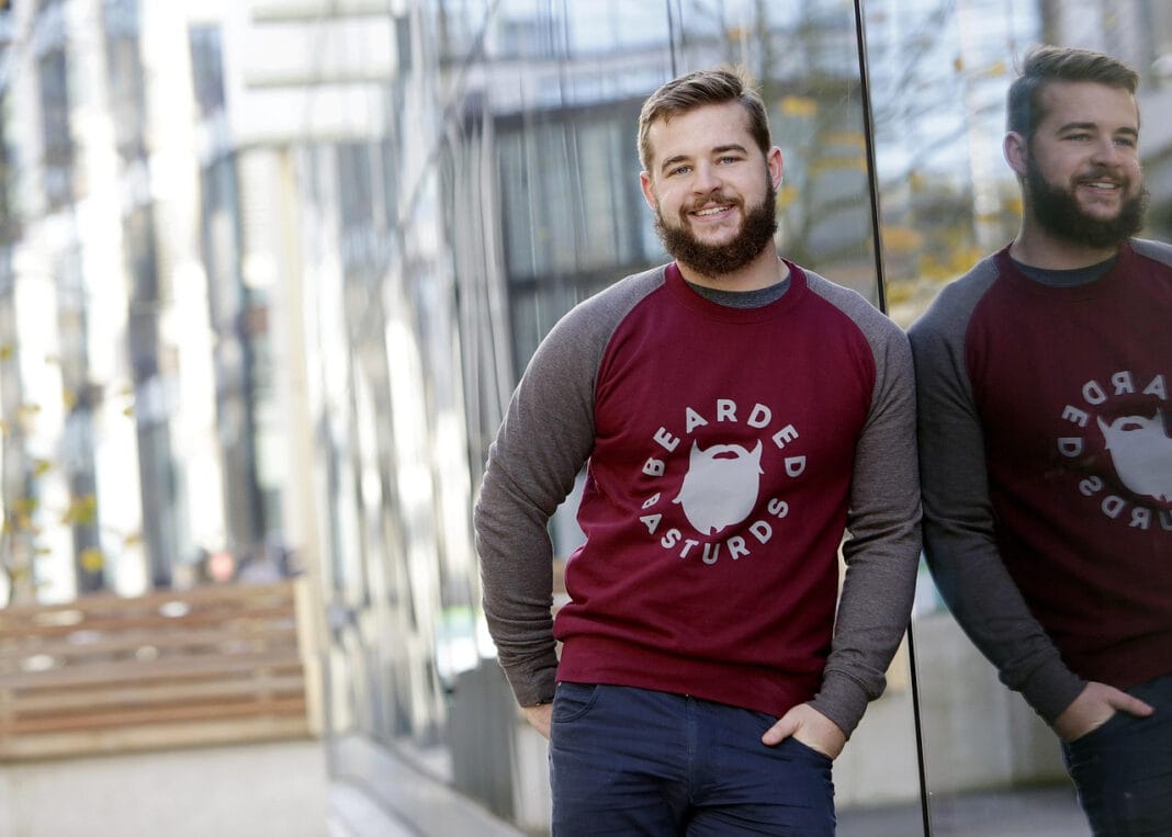 Bluzy męskie – jak wybrać model, który pasuje do stylu i codziennych potrzeb?