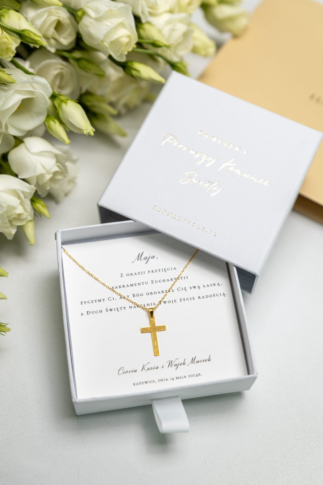 Medalik i łańcuszek jako pamiątka pierwszej komunii świętej