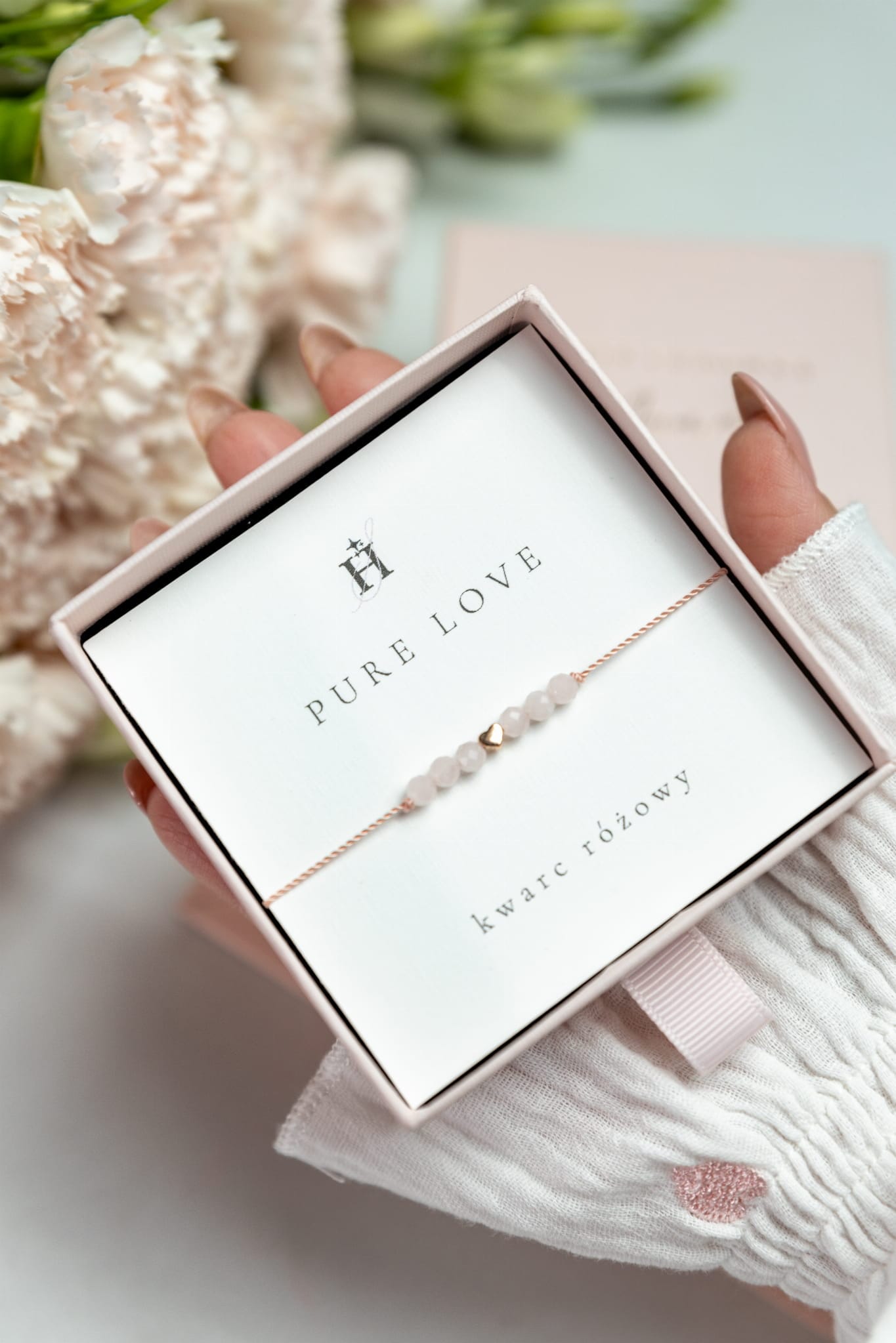 Prezent komunijny w eleganckim pudełku z dedykacją