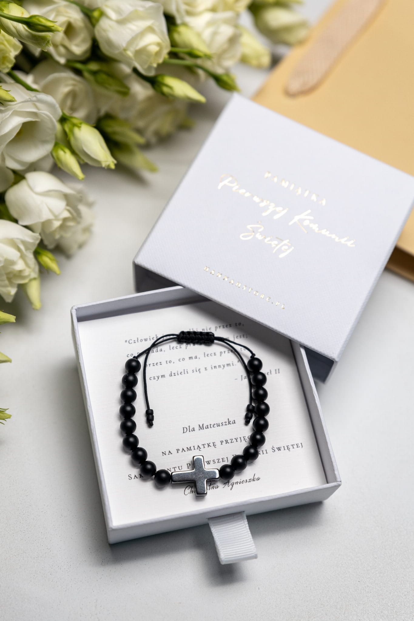 Prezent na komunię dla chłopca – bransoletka z czarnymi koralikami