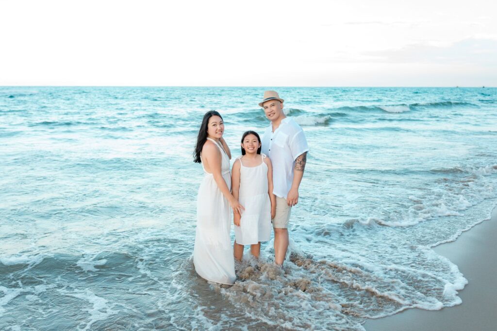 Rodzina spędzająca dzień na plaży w Hội An w Wietnamie